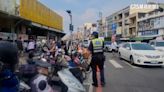 「警」盯東港華僑市場違停 攤商：卸貨區僅2處不夠