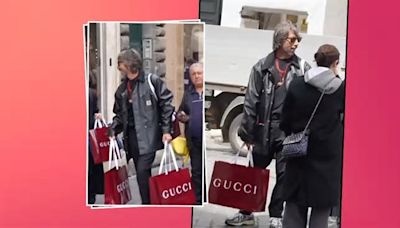 Pierpaolo Piccioli se pasea con bolsas Gucci frente a una tienda de Valentino