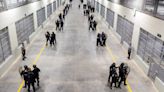 La megacárcel que Bukele abrió en El Salvador, el país con la mayor tasa de población penitenciaria del mundo