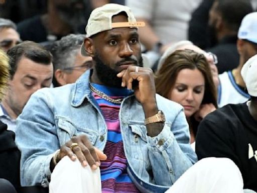 LeBron James volta a Cleveland para assistir ao duelo contra os Celtics