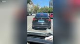 Ver para creer: un Tesla circula por Barcelona con una matrícula de cartulina pegada con esparadrapo