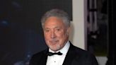 Tom Jones reconoce que le cuesta controlar sus cuerdas vocales