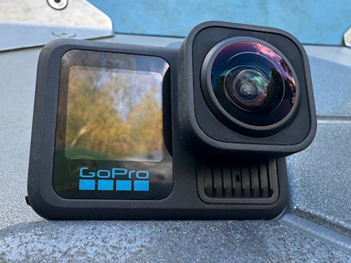 GoPro Hero 13 Black 玩換鏡頭，同時新增磁吸底座和磁吸充電