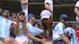 EMOCIÓN y ACCIDENTE en el gol de la Selección argentina: festejó y tiró a su compañera de la tribuna