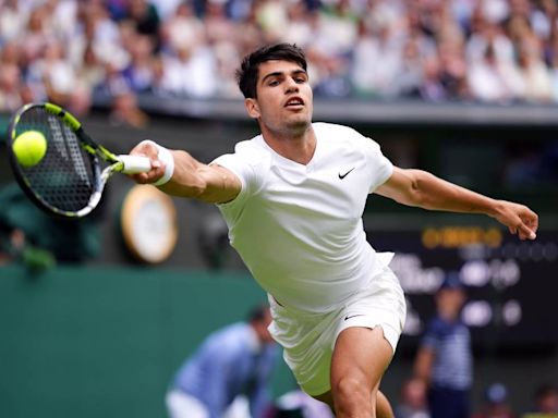Alcaraz arranca con el pie derecho la defensa del título en en Wimbledon tras vencer a un batallador rival