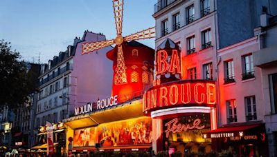 Paris: Windmühlenflügel des Moulin Rouge in der Nacht zu Boden gestürzt