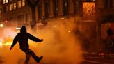 Violência atinge a França em dia de revolta com mudanças de Macron nas aposentadorias
