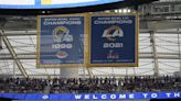 Rams devela bandera gigante de campeón del Super Bowl LVI, el primero en la era del SoFi Stadium