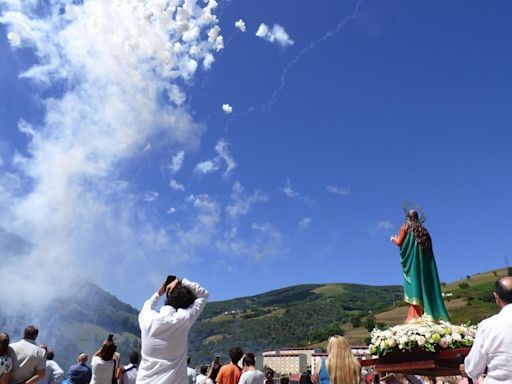 Los cangueses muestran devoción a su patrona con casi cinco minutos de voladores