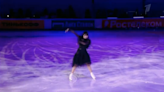 Patinadora sobre hielo realiza baile de Merlina en un campeonato y se hace viral