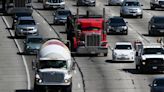 Reabren la autopista 405 tras cierre de varios carriles por camión de carga volcado en Sherman Oaks