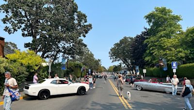 Back-to-back car shows draw enthusiasts to 2 Oak Bay venues