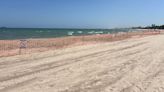 Parte de la playa de Pinedo de València sigue acordonada en vísperas de la Noche de San Juan