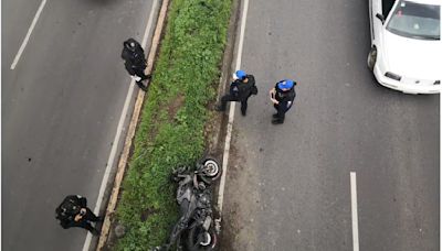 Motociclista muere tras impactarse contra poste de luz en CDMX