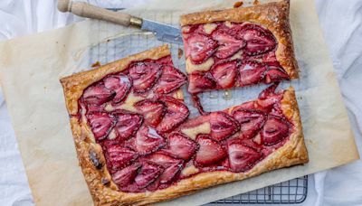 Baked strawberry puff slice