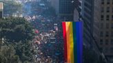 Gran marcha LGBTQ+ viste Sao Paulo con el verde y amarillo de la bandera de Brasil