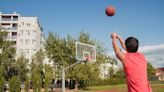 高中男打籃球關節痛...10年後竟確診「僵直性脊椎炎」 醫：「5症狀」提早就醫避免沾黏而駝背