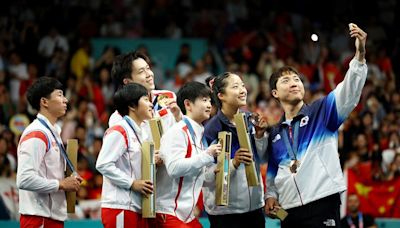 巴黎奧運／6強頒獎同框！南韓選手邀自拍 北韓「神秘之師」罕見笑了