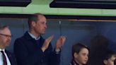 El príncipe Guillermo se lleva a su hijo Jorge al fútbol en su primera aparición pública tras el anuncio sobre el cáncer de Kate Middleton
