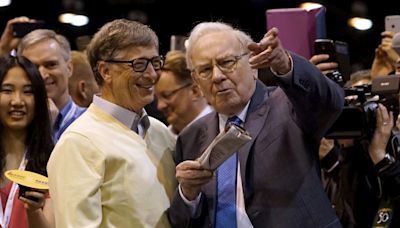 At Berkshire shareholder meeting, Buffett exhorts successors, pays tribute to Munger