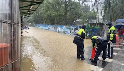 汐止一早暴雨！道路淹水疑建案釀災 通勤通學族叫苦