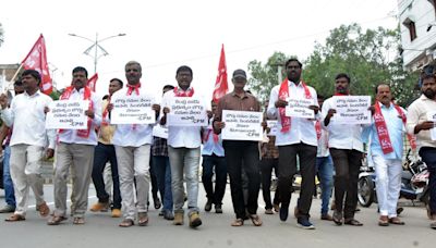 CPI (M) activists protest Centre’s move to auction Sravanapalli coal block