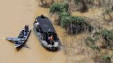 Equipes de busca encontram possíveis restos humanos em rio onde jornalista e indigenista desapareceram
