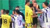 Un jugador del ascenso le PEGÓ al árbitro y no lo echaron: el video INSÓLITO