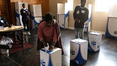 Abren los colegios electorales en Sudáfrica con normalidad y entusiasmo entre los votantes