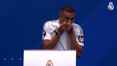 El público pide a Mbappé que bese el escudo y esta es su respuesta