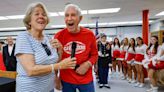 “Eres una leyenda”: después de 65 años, este asesor de la secundaria Coral Gables se jubila