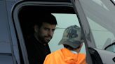 Gerard Piqué, muy serio y concentrado en su celular en su última ‘visita’ a la casa de Shakira