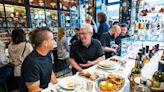 La imagen de David Muñoz comiendo un cocido madrileño con Tim Cook da la vuelta al mundo
