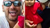 Filha de Neymar encanta ao deixar perninhas fofas à mostra em look vermelho