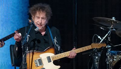 Watch Bob Dylan Perform ‘Rainy Day Women #12 & 35’ For First Time Since 2016