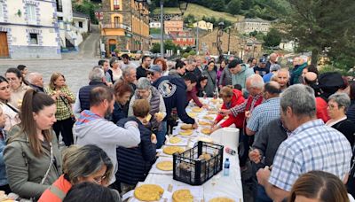 Elena del Vale hace tortilla 'con cebolla y un poco de ajo' y triunfa en Santa Eulalia de Oscos