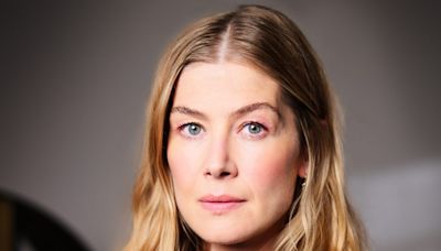 Rosamund Pike to Star in Silicon Valley Thriller Series ‘Thumblite’ at Netflix From Scott Z. Burns, Scott Galloway, Media Res