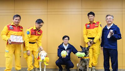 市政會議表揚優秀團體 陳其邁親餵搜救犬零食互動溫馨 | 蕃新聞