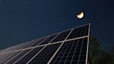 晚上也可以發電？澳洲研發逆向運作的太陽能板