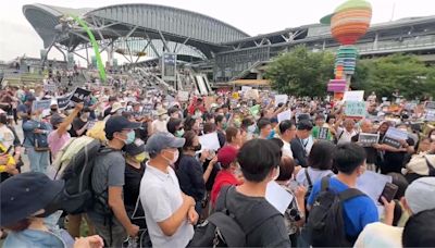 "我藐視國會"全台串連 台中火車站500人冒雨聚集