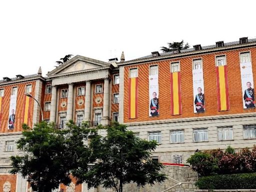 El CEU celebra el décimo aniversario del Rey Felipe VI adornando el Colegio Mayor Universitario de San Pablo