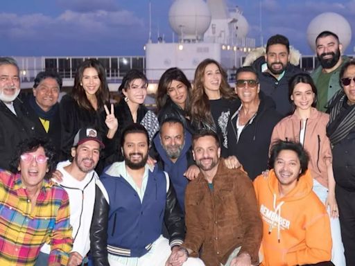 Housefull 5: Akshay Kumar, Fardeen Khan, Abhishek Bachchan Pose With Full Cast From Cruise Shoot. See PIC