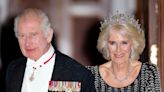 La reina Camilla usa por primera vez esta lujosa prenda de Isabel II después de su muerte y causa controversia