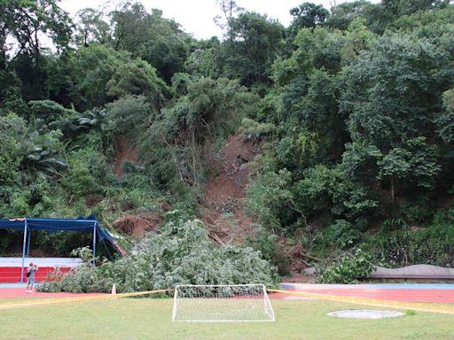 颱風凱米造成南投縣水里國中操場旁土坡崩塌 (圖)