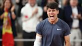 Carlos Alcaraz arrolló a Stefanos Tsitsipas, alcanzó las semifinales de Roland Garros y ahora espera “el partido” del torneo