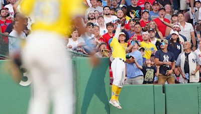 Wilyer Abreu of Red Sox nearly makes catch of the year, crashing into seats during home run robbery try