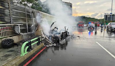 慘剩車身骨架...新竹特斯拉疑撞護欄釀火燒車 消防人員急滅火