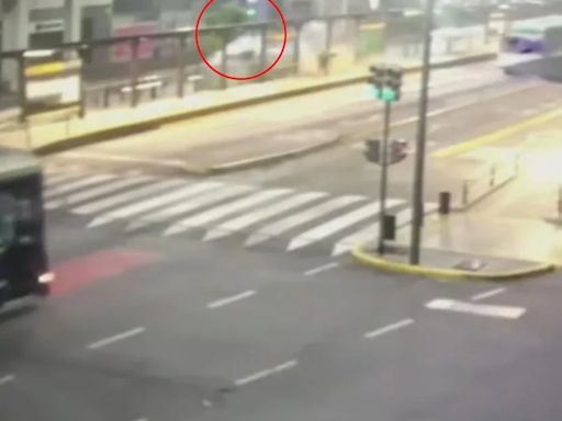 Video: perdió el control de su auto, chocó contra el Metrobus en San Telmo y atropelló a una mujer que esperaba el colectivo