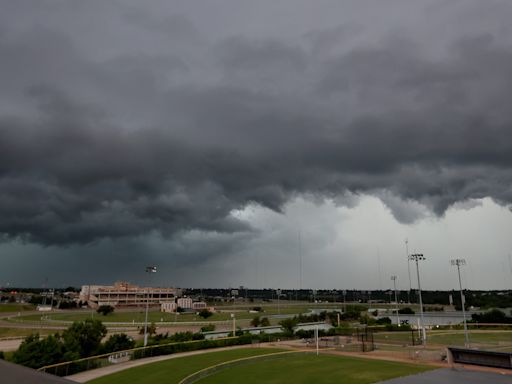 OU softball vs Florida in weather delay before Women's College World Series semifinal
