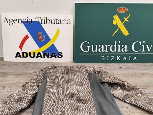 Intervienen una chaqueta de piel de Anaconda Gigante en el aeropuerto de Bilbao